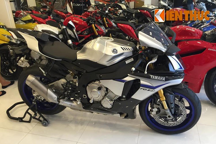 Sau những phiên bản Yamaha R1 2015 rầm rộ đổ bộ về Việt Nam với đủ các màu sắc, thì vừa qua phiên bản đặc biệt R1M giới hạn 500 chiếc cho thị trường Châu Âu cũng đã cập bến Việt Nam.